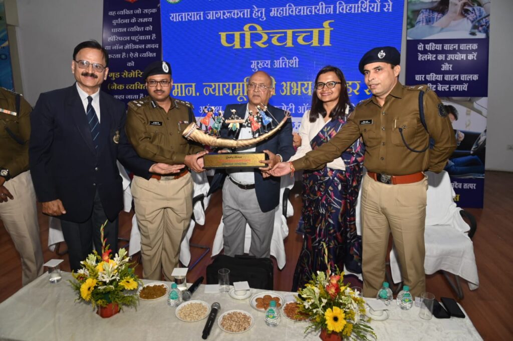 दो पहिया वाहन चालक हेलमेट का उपयोग करें और चार पहिया वाहन  चालक सीट बेल्ट अवश्य लगाएं