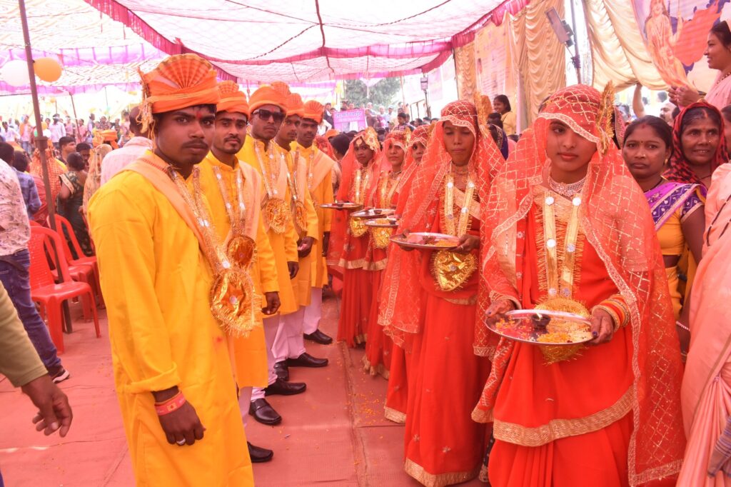 मुख्यमंत्री कन्या विवाह योजना अंतर्गत 55 जोड़ो का हुआ विवाह कन्याओं को दिए गए 21 हजार रुपए का चेक,उपहार