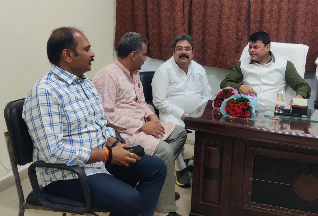 उप नेता प्रतिपक्ष दया सिंह को निगम में मिला चेंबर, बधाई देने पहुंचे मेयर नीरज और एमआईसी मेंबर राजू, बजट और सामान्य सभा पर चर्चा भी हुई