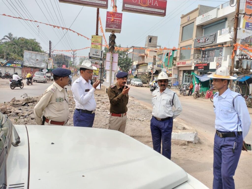नंदनी रोड एवम दुर्ग शहर में नो एंट्री समय मे प्रवेश करने वाले भारी वाहन चालकों पर की गयी कार्यवाही