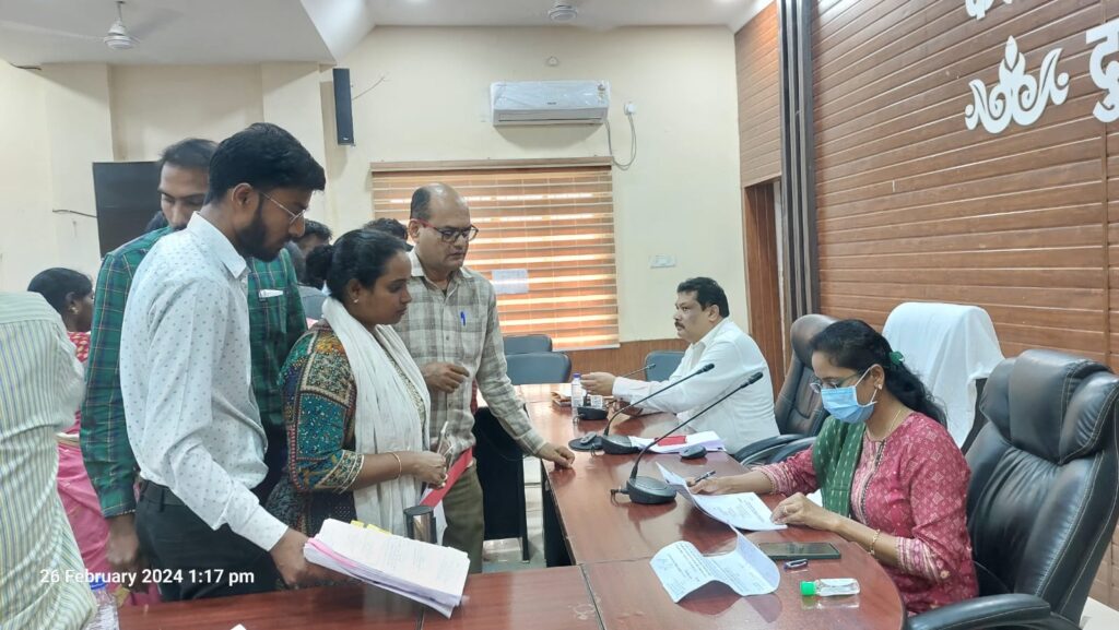 अवैध प्लाटिंग के कारण किसान मजबूर हो रहें हैं अपनी खेती भूमि को बेचने जनदर्शन में पहुंचा आवेदन