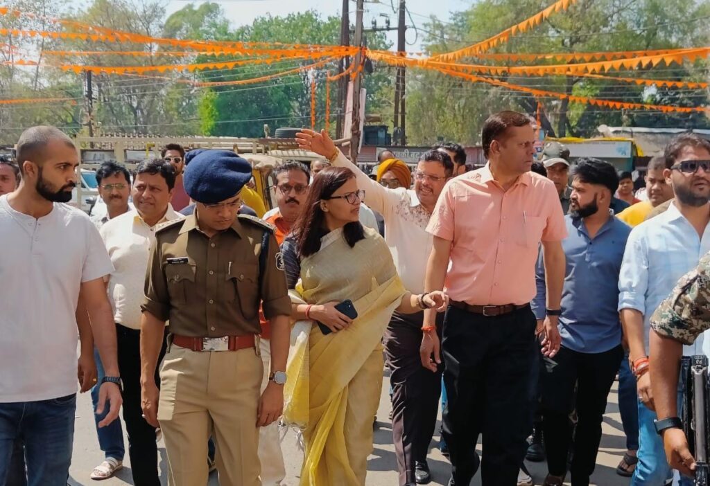कलेक्टर ऋचा प्रकाश चौधरी एक्शन मोड पर, यातायात अधिकारी व व्यपारियां के साथ इंदिरा मार्केट क्षेत्र का किया निरीक्षण