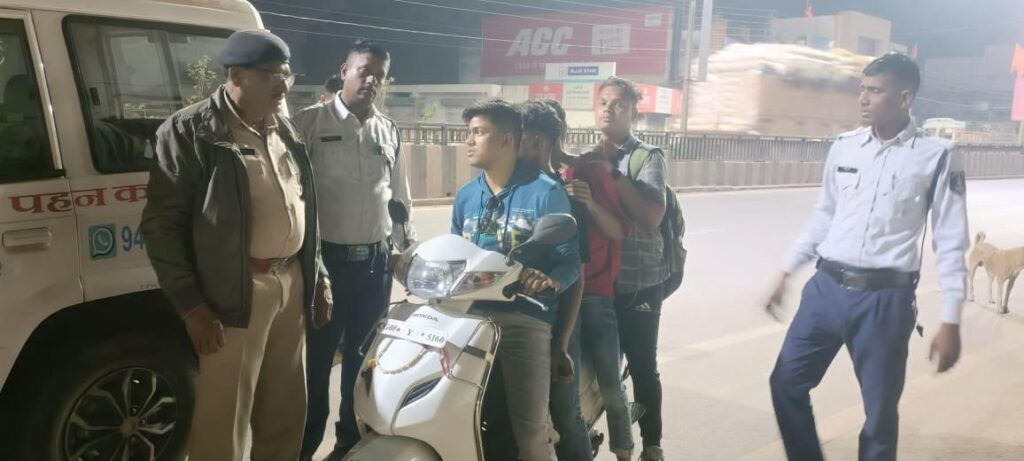 यातायात पुलिस दुर्ग द्वारा विगत माह फरवरी में 3195 दो पहिया वाहन चालको पर बिना हेलमेट की धाराओ के तहत कार्यवाही की गई