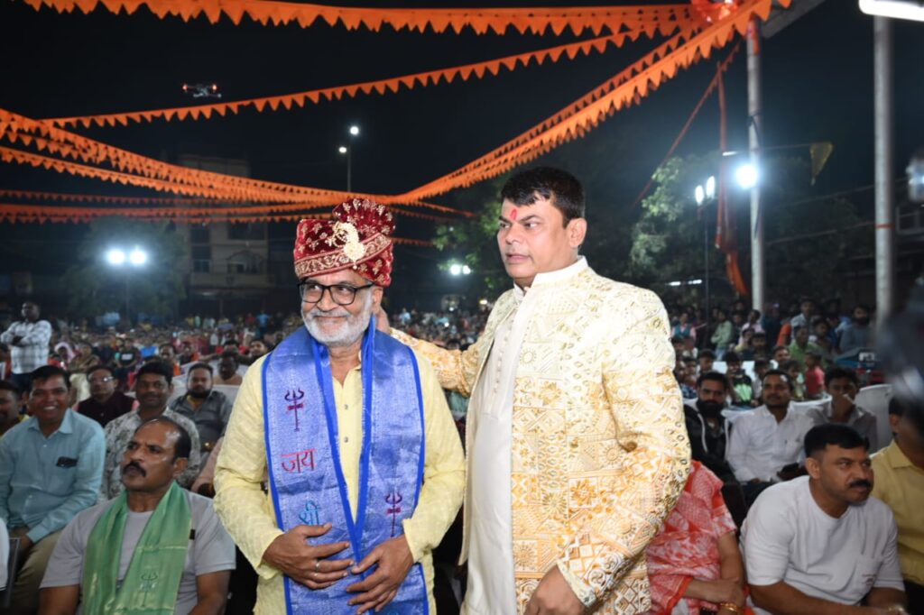 बाबा की बारात से पहले खुर्सीपार में हुआ जोरदार संगीत संध्या कार्यक्रम, भजन सम्राट दिलीप षड़ंगी की प्रस्तुति में झूमे सभी, बन गया जबरदस्त माहौल