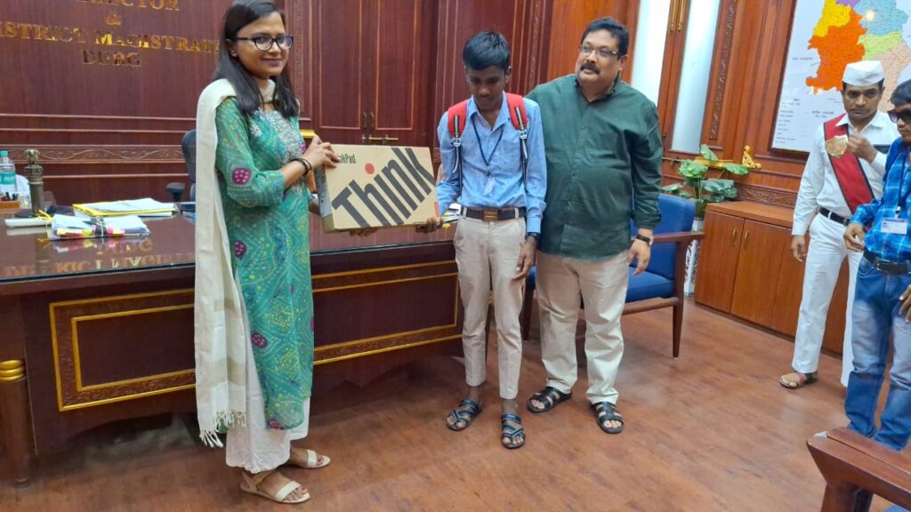 कलेक्टर ऋचा प्रकाश चौधरी ने दृष्टिहीन दिव्यांग को लैपटॉप किया प्रदान