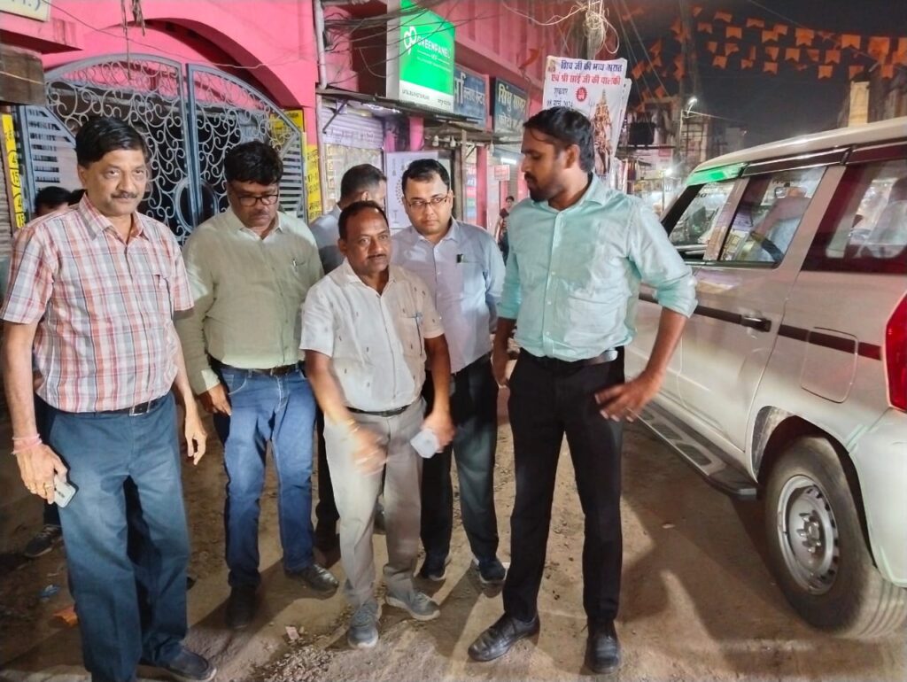 देर रात तक्षशिला लाइब्रेरी पहुँचें कलेक्टर डॉ. गौरव कुमार सिंह , विद्यार्थियों से लिया फीड बैक