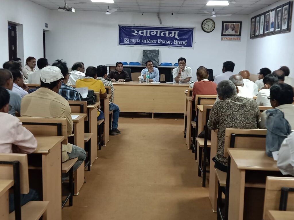 नाली में कचरा फेंकने वालो के विरूद्व होगी कार्यवाही