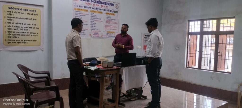 एसडीएम और तहसीलदार पहुंचे लोक सेवा केन्द्र, शिकायत मिलने पर कार्रवाई की दी चेतावनी