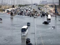 दुबई में भारी बारिश के बाद सड़कों पर पानी में डूबे वाहन