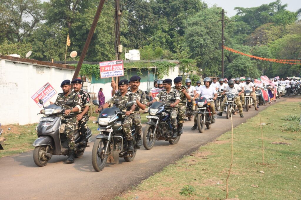 एक किलोमीटर लंबी बाइक रैली, मानव श्रृंखला बनाकर मतदान करने दिया संदेश