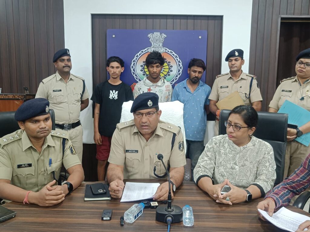 ट्रक कंड्रक्टर से नगदी 7,200 रूपये लूट कारित करने वाले तीन आरोपी को खुर्सीपार पुलिस ने किया गिरफ्तार।