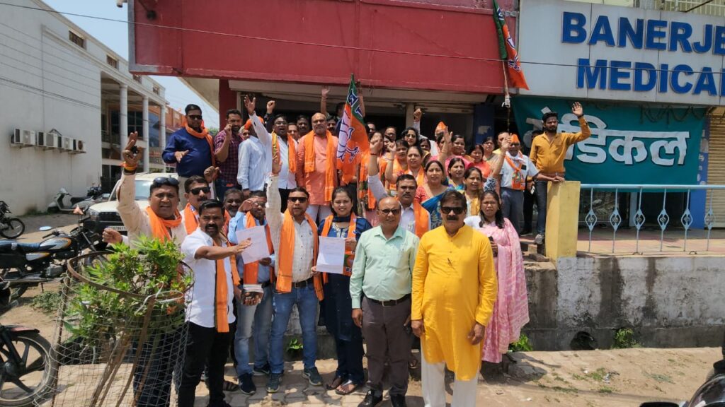 दुर्ग ग्रामीन विधानसभा क्षेत्र ग्राम बेलौदी में आयोजित कर्मा जयंती में पहुचे विधायक ललित चन्द्राकर