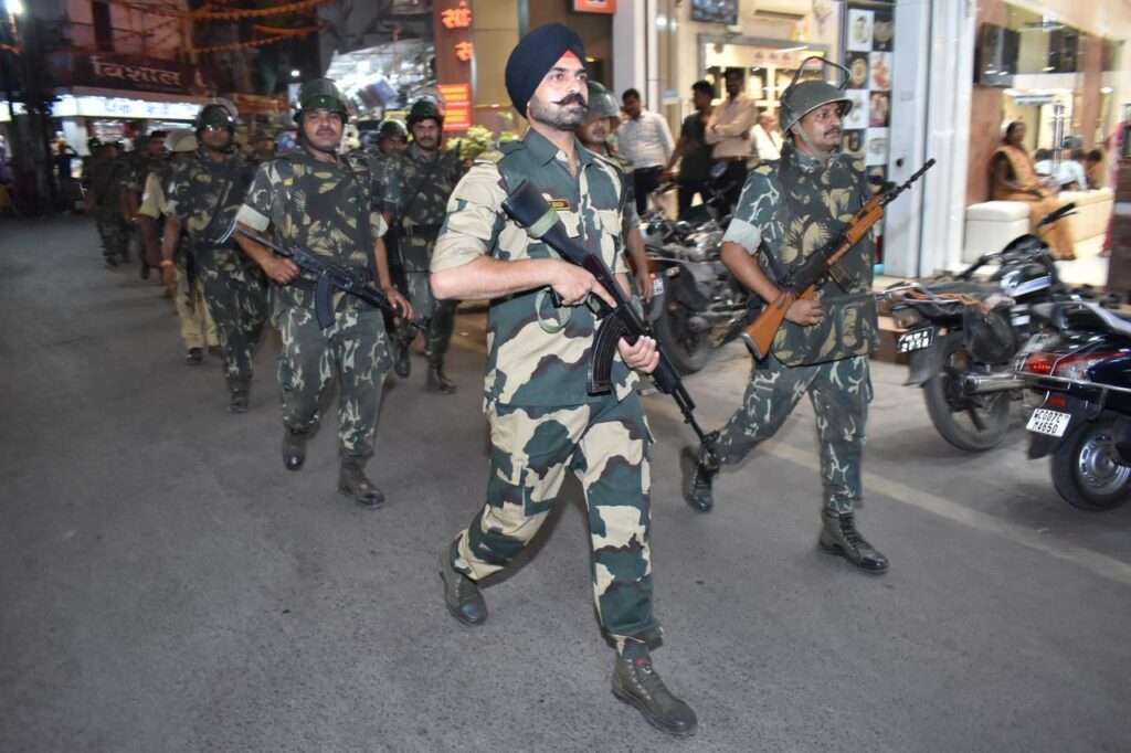 पुलिस एवं प्रशासनिक अधिकारियों व्दारा दुर्ग क्षेत्र में किया गया फ्लैग मार्च