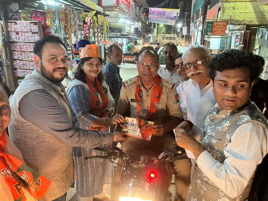 भाजपा का पटका पहनने वाला दरोगा निलंबित