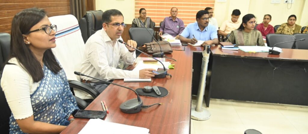 संसदीय क्षेत्र 07 दुर्ग के लिए प्राप्त नामांकनों की कलेक्टर एवं जिला निर्वाचन अधिकारी ने की संवीक्षा