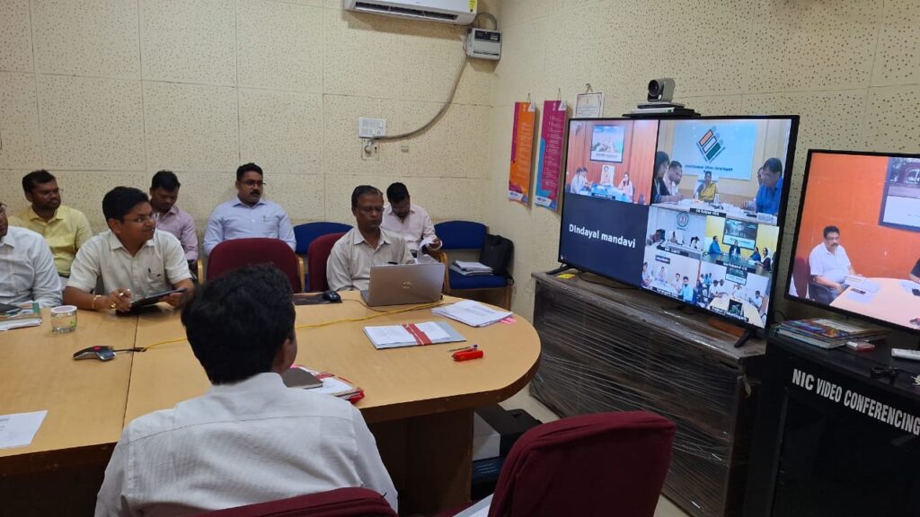 मुख्य निर्वाचन अधिकारी ने लोकसभा चुनाव के तीसरे चरण की तैयारियों की समीक्षा की