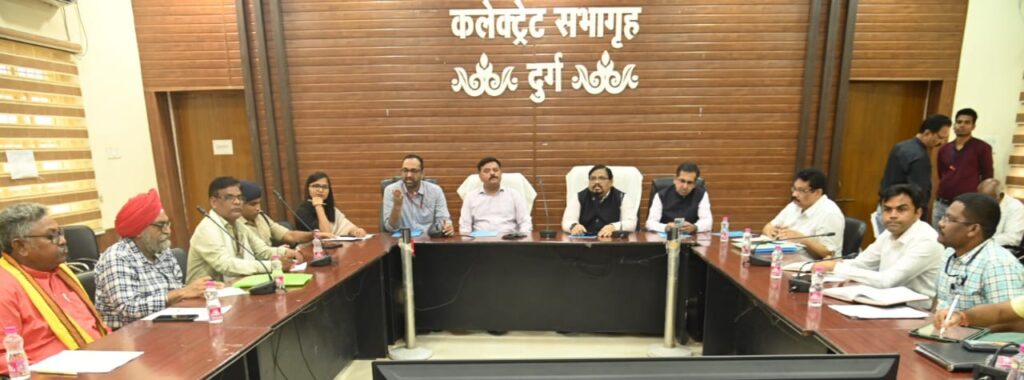 आदर्श आचरण संहिता के संबंध में प्रेक्षकगणों ने ली अभ्यर्थियों की बैठक