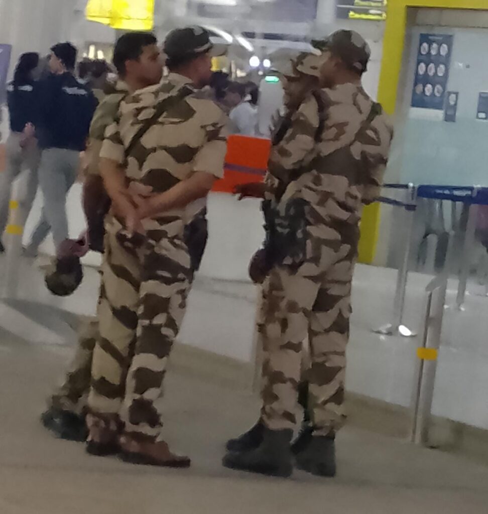 वाराणसी समेत देश के 30 एयरपोर्ट को बम से उड़ाने की धमकी, बढ़ाई गई परिसर की सिक्योरिटी, एक्टिव हुईं जांच एजेंसियां