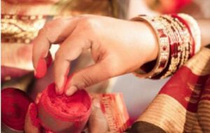 इस गांव में सिंदूर नहीं लगाती महिलाएं, सजने-संवरने पर पाबंदी , डर का है साया!