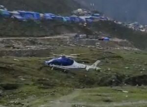 केदारनाथ में यात्रियों से भरी हेलीकॉप्टर क्रैश होते होते बचा, यात्रियों की मदद के लिए पहुंचे अधिकारी