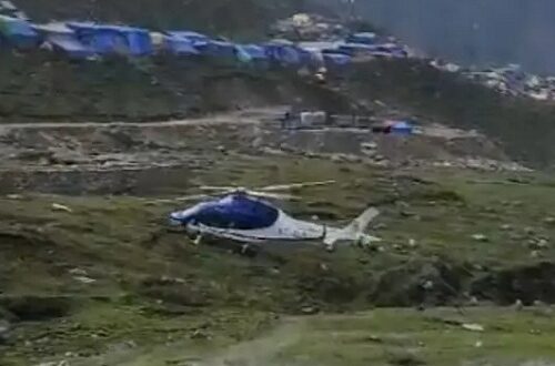 केदारनाथ में यात्रियों से भरी हेलीकॉप्टर क्रैश होते होते बचा, यात्रियों की मदद के लिए पहुंचे अधिकारी