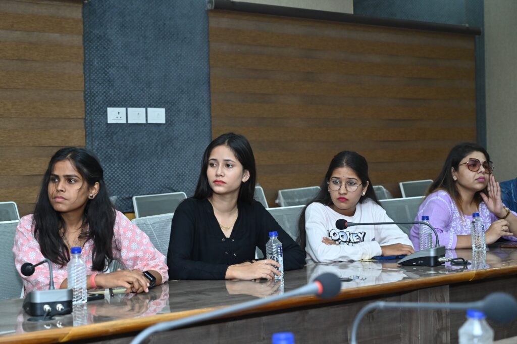 सोशल मीडिया इन्फ्लुएंसर्स व यू-ट्यूबर्स कलेक्टर डॉ. गौरव सिंह से मिले