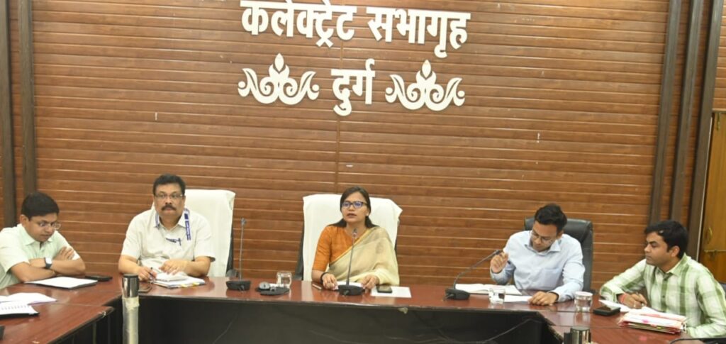 मतदान केन्द्रों में छांव, पानी की व्यवस्था के साथ स्थानीय स्तर पर पत्तियों से बने इकोफ्रेंडली टेंट लगवाएं – कलेक्टर