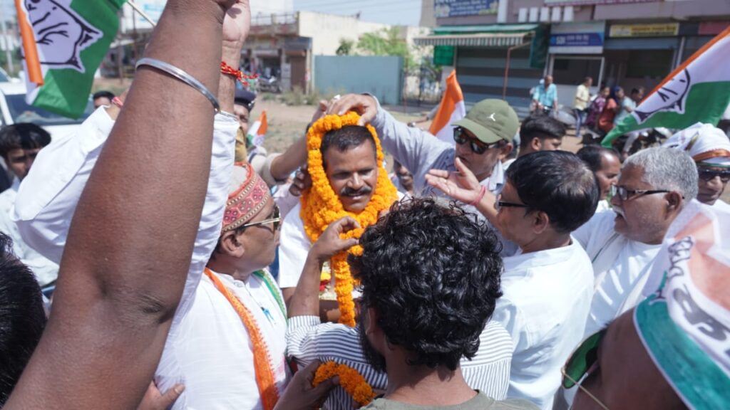 कांग्रेस प्रत्याशी साहू को मंच में मतदाताओ का मिला समर्थन