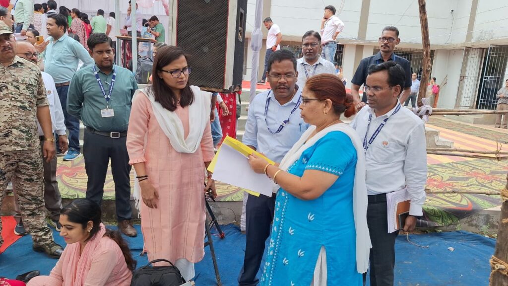 1509 मतदान केन्द्रों के लिए मतदान दल रवाना, 8 हजार से अधिक अधिकारी-कर्मचारी कराएंगे मतदान