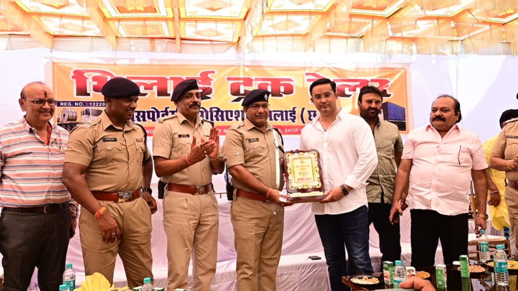 भिलाई ट्रक ट्रेलर ट्रांसपोर्ट एसोसिएशन के द्वारा आज बीमा सर्टिफिकेट का वितरण ASP , CSP, DSP के हाथों कराया गया… इंद्रजीत सिंह छोटू ने कहा आगे भी समाज सेवा के क्षेत्र में लगातार कार्य करते रहेंगे…