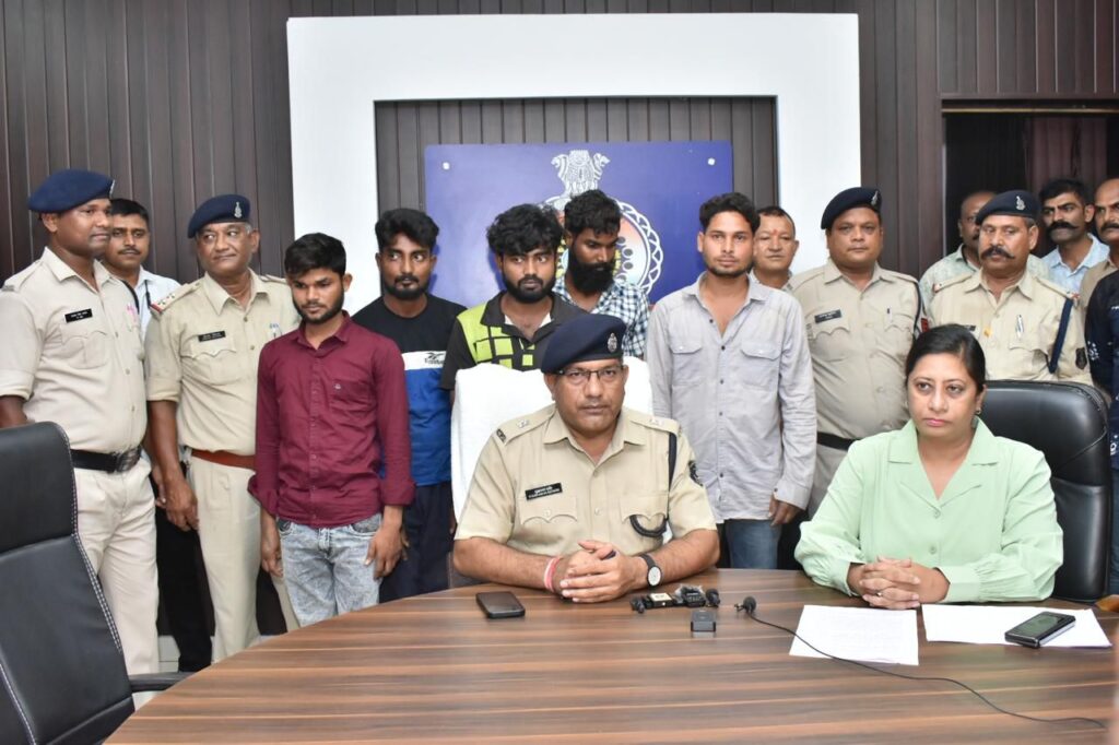 धारदार हथियार लेकर गुण्डागर्दी करने वाले विधि से संघर्षरत बालक गिरफ्तार