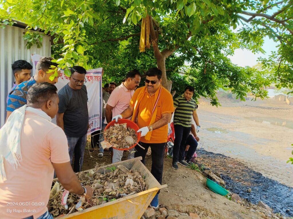 विधायक,महापौर द्वारा बारिश का पानी सहेजने कातुलबोड़ डबरी तालाब की सफाई कर दिया स्वच्छता का संदेश