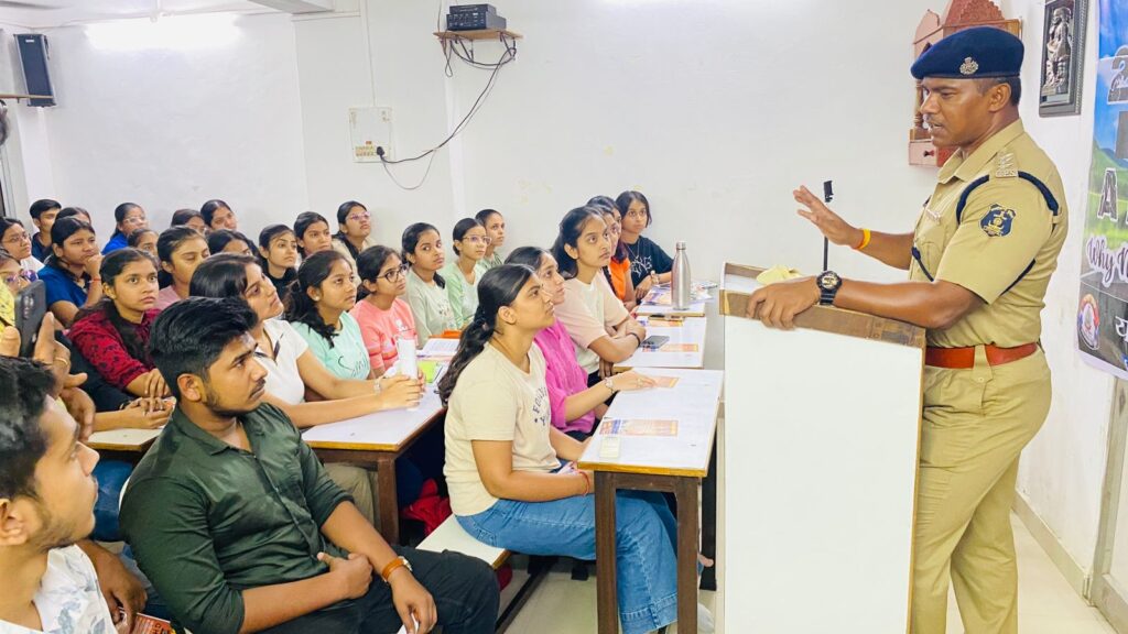 दुर्ग पुलिस द्वारा चलाया जा रहा है फॉलो गुड हेबिटस अभियान