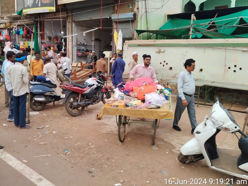 सुपेला अंडर ब्रिज से गदा चौक तक रोड के ऊपर अतिक्रमण करने वालों के ऊपर कार्यवाही