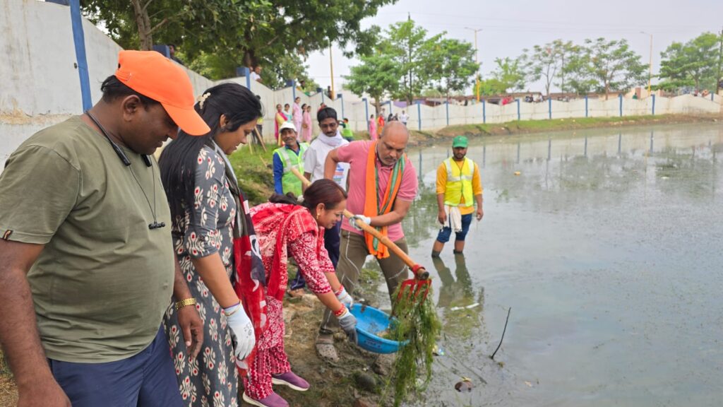 शिव पारा तालाब को साफ करने विधायक ने पकड़ा फावड़ा, नागरिकों ने उठाया कचरा