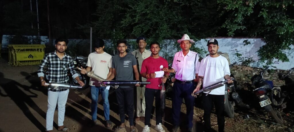 तेज आवाज/मोडिफाईड सायलेंसर लापरवाह वाहन चालक पर यातायात पुलिस दुर्ग की कार्यवाही