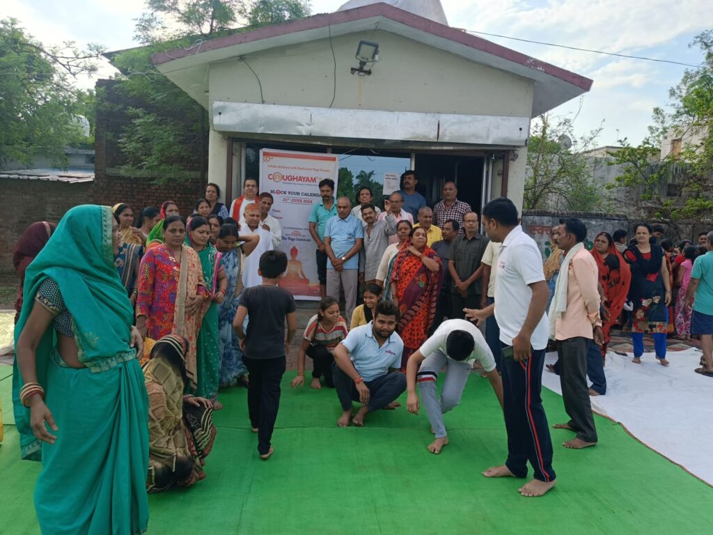 जोरो-शोरो से अंतर्राष्ट्रीय योग दिवस की तैयारी… कॉन्टैक्टर कॉलोनी मंं चल रहा योगाभ्यास