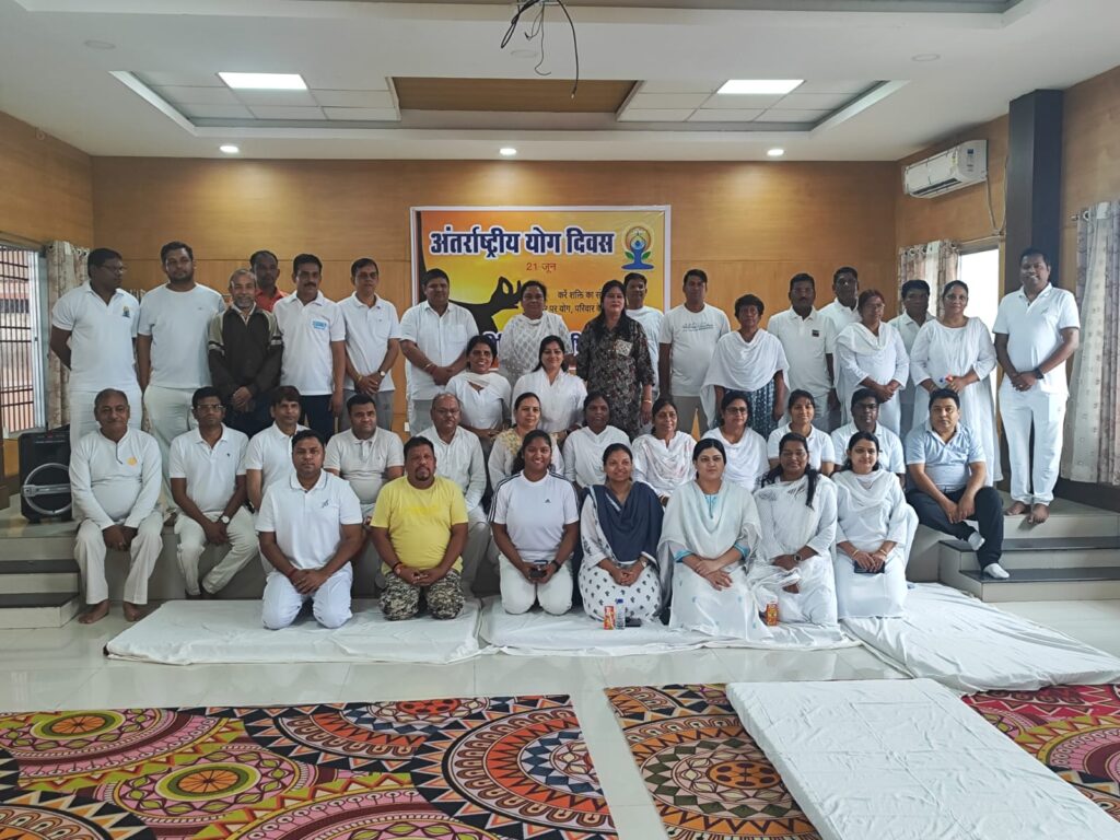 अंतर्राष्ट्रीय योग दिवस के अवसर पर जिला न्यायालय परिसर दुर्ग में योग कार्यक्रम संपन्न