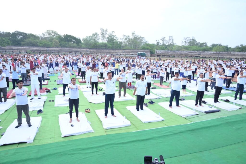 दशम अंतरर्राष्ट्रीय योग दिवस रविशंकर स्टेडियम दुर्ग में आयोजित योगा कार्यक्रम में शामिल हुए उप मुख्यमंत्री शर्मा