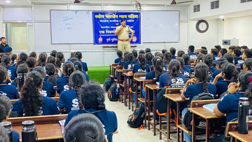 दुर्ग पुलिस द्वारा वाहन चालकों को हेलमेट और सीट बेल्ट लागाने जागरूक करने  विगत 40 दिनों से  लगातार चलाया जा रहा है “फॉलो गुड हेबिटस” अभियान