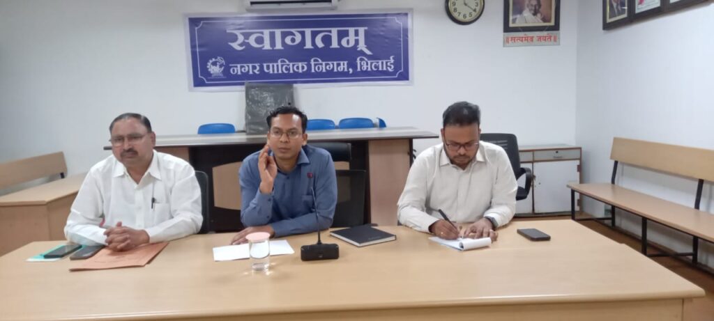 निगम सभागार में कचरा संग्रहण, कैच द रेन, फाईट द बाईट एवं वृक्षारोपण पर बैठक आयोजित की गई,