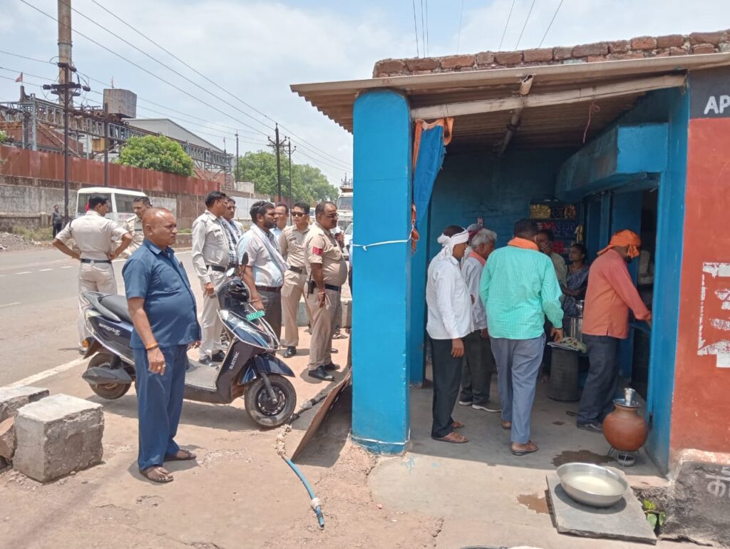 ग्रीन बेल्ट हेतु आरक्षित भूमि से अतिक्रमण हटाया – निगम भिलाई का दल,