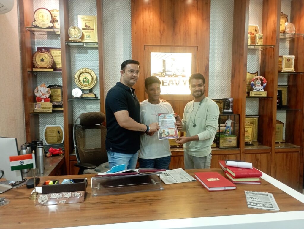 बोल हरि सेवा समिति के द्वारा एचटी सी के चेयरमैन इंद्रजीत सिंह छोटू को दिया गया आमंत्रण कार्ड