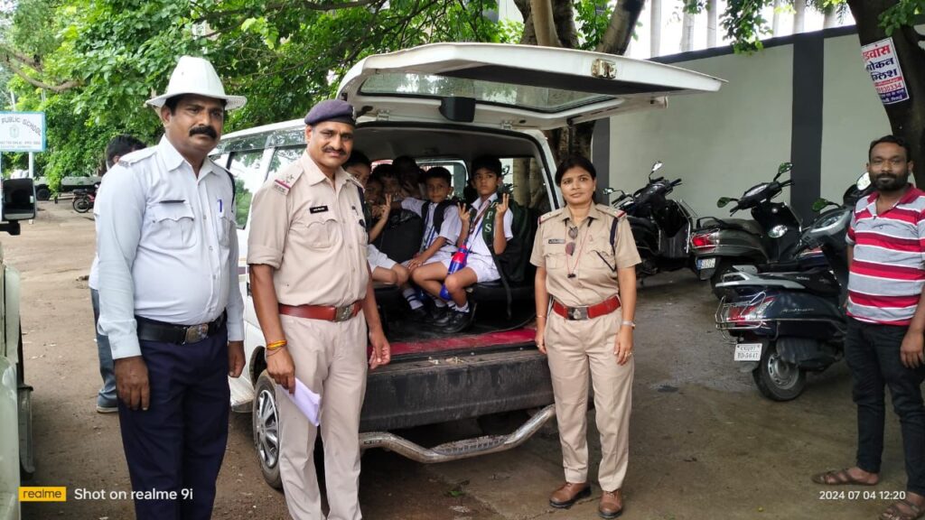 यातायात पुलिस एवं परिवहन विभाग द्वारा नियम का अव्हेलना कर स्कूली बच्चो को परिवहन करने वाले ऑटो/वैन पर की गई कार्यवाही