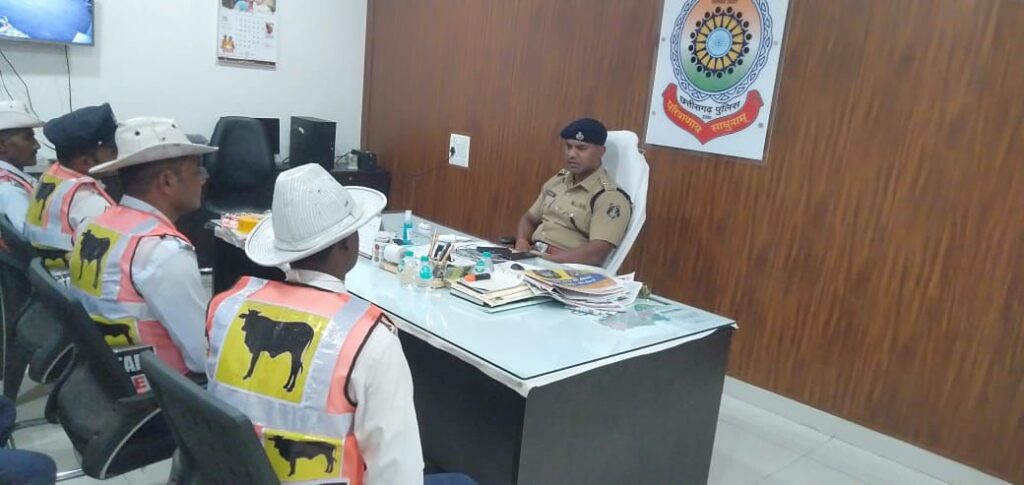 उप पुलिस अधीक्षक  द्वारा सड़क दुर्घटना को रोकने के लिए आवारा मवेशियों को सड़क से हटाने एवं उनके सिंग पर रेडियम लगाने हेतु बताया गया