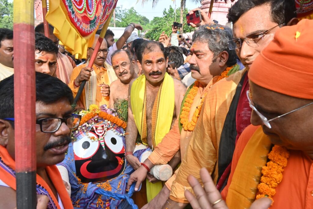 नगर के कल्याण के लिए विधायक महापौर ने  जगन्नाथ प्रभु के रथ को खींचे,