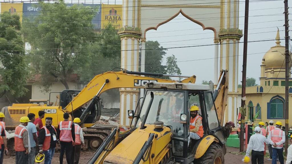 भिलाई में कर्बला कमेटी के अतिक्रमण पर नगर निगम का चला बुलडोजर