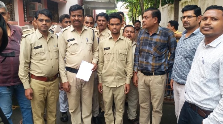 महिला जज ने चतुर्थ वर्ग के कर्मचारी को जड़ा थप्पड़, भड़के कर्मचारियों ने किया काम बंद, विवाद बढ़ा तो मांगी माफी