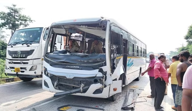 ओवरटेकिंग के दौरान टकराईं निजी बसें, 100 से अधिक यात्री थे सवार, शीशा तोड़कर हाइवे पर गिरा युवक
