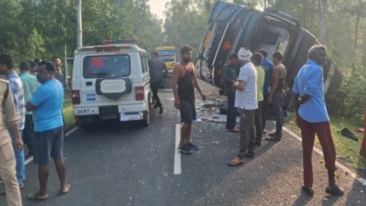 लखनऊ से शहडोल होकर कवर्धा छत्तीसगढ़ जा रही बस पलटी, दो दर्जन यात्री घायल